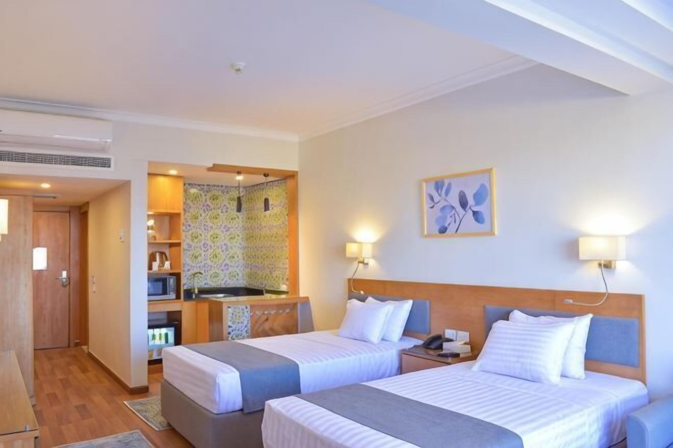 Roupas de cama premium, frigobar, cofres nos quartos, cortinas blackout