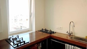 A kitchen with a window, a sink, and a gas stove. - Venezianamente - Ca'Zane (Venice)