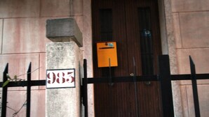 A building entrance with a black metal gate, a wooden door, and a sign with the number 985. - Venezianamente - Casa del Batelo (Venice)