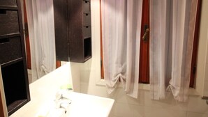 A bathroom with a white sink, mirror, and a shower curtain. - Venezianamente - Casa dell'Orio (Venice)