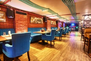 Lobby lounge - The Samilton (Kolkata)