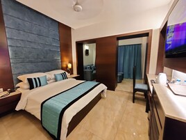 Superior Room | Minibar, desk, laptop workspace, blackout drapes