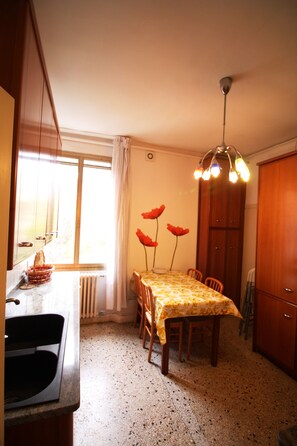 Apartamento, 2 quartos | Cozinha privada | Geladeira, micro-ondas (mediante solicitação), fogão, cooktop