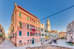 A canal-side street with historic buildings, a bridge, and boats. - Venezianamente - Dimora Furlani Canal view (Venice)
