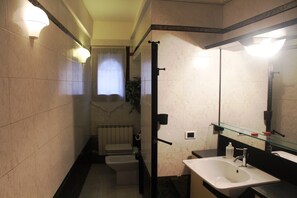 Apartment, 2 Schlafzimmer | Badezimmer | Badewanne, Komfortbadewanne, Handtücher