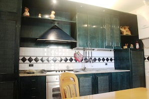 Lägenhet - 2 sovrum | Eget kök | Kylskåp, ugn, spishäll och grytor/köksredskap