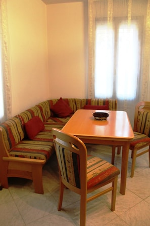 Apartamento, 2 quartos | Área de estar