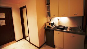 A compact kitchen with a microwave, toaster, and sink. - Venezianamente - Residenza Formosa (Venice)