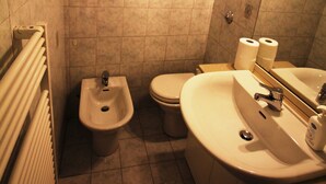 A bathroom with a bidet, toilet, sink, and mirror. - Venezianamente - Residenza Formosa (Venice)