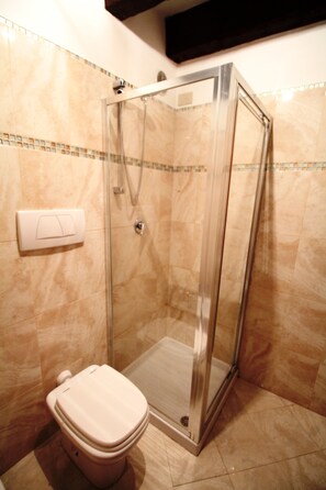 Appartement, 1 chambre | Douche de la salle de bain