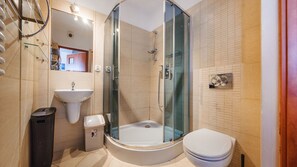 Apartment (18 A, ul. Rzemieślnicza 1) | Badezimmer | Dusche, Haartrockner, Handtücher