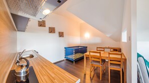 Estudi en suite (18 B, ul. Rzemieślnicza 1) | Cuina bàsica privada | Frigorífic, placa de cuina, cafetera i tetera i bullidora elèctrica 
