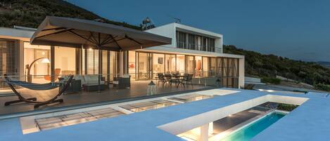 Seasonal outdoor pool, an infinity pool, sun loungers