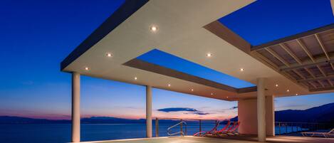 Piscine extérieure (ouverte en saison), piscine à débordement