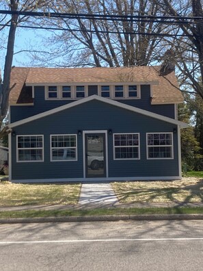 Exterior - Cozy home, short walk to Crystal Lake (Beulah)