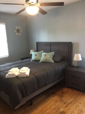 3 bedrooms, iron/ironing board, WiFi, bed sheets - Cozy home, short walk to Crystal Lake (Beulah)