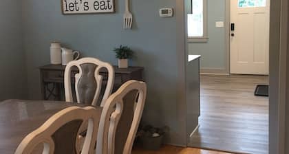 UUSI LUETTELO! Viihtyisä, remontoitu koti sijaitsee lyhyen kävelymatkan päässä Crystal Lakesta