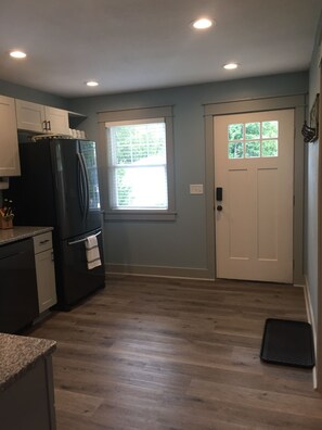 Jääkaappi, mikroaaltouuni, uuni, liesi