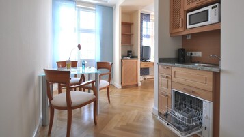 Kühlschrank, Mikrowelle, Herdplatte, Geschirrspüler