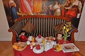 每日供應現點現煮早餐 (每人 EUR16)