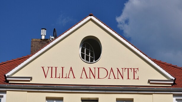 Un bâtiment doté d’un toit triangulaire et sur lequel on peut lire en grand le nom « VILLA ANDANTE ».