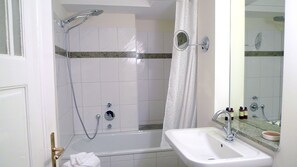 Shower, rainfall showerhead, hair dryer, towels - Andante Apartmenthotel (Kassel)