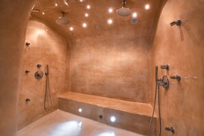 Deluxe House, 2 Bedrooms, Hot Tub & Jacuzzi | Salle de bain | Douche, douche cascade, articles de toilette (gratuits)