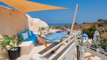 Deluxe House, 2 Bedrooms, Hot Tub & Jacuzzi | Terrace/patio