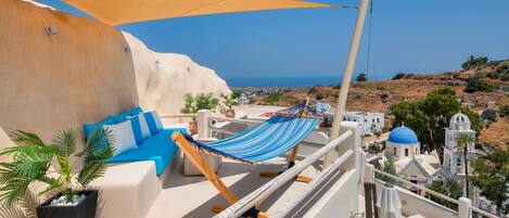 Deluxe House, 2 Bedrooms, Hot Tub & Jacuzzi | Terrace/patio