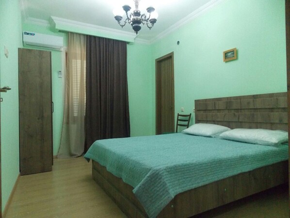 Iron/ironing board, free WiFi, bed sheets