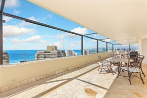 Outdoor dining - Unique 2 Story Loft Condo at The Windsor w/Parking and Rooftop Sky Terrace (Honolulu)