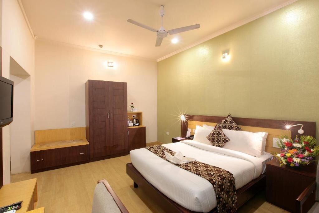 desk, soundproofing, rollaway beds, free wifi