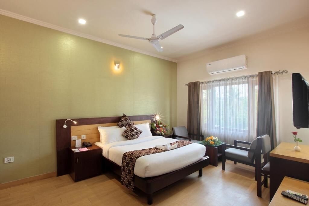 desk, soundproofing, rollaway beds, free wifi