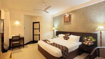Desk, soundproofing, rollaway beds, free WiFi