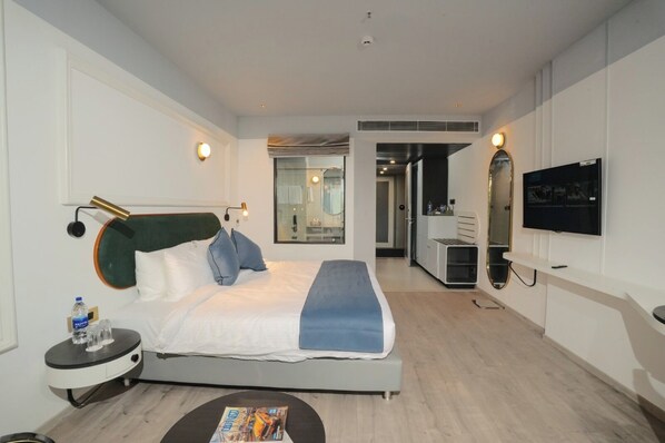 Desk, soundproofing, rollaway beds, free WiFi