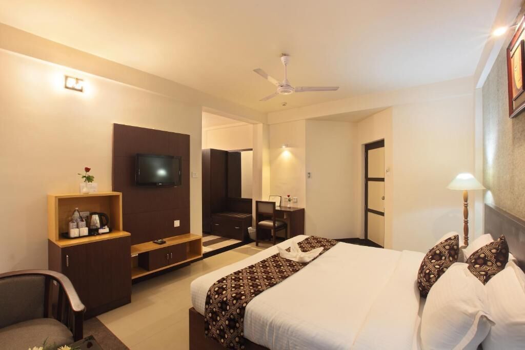 desk, soundproofing, rollaway beds, free wifi