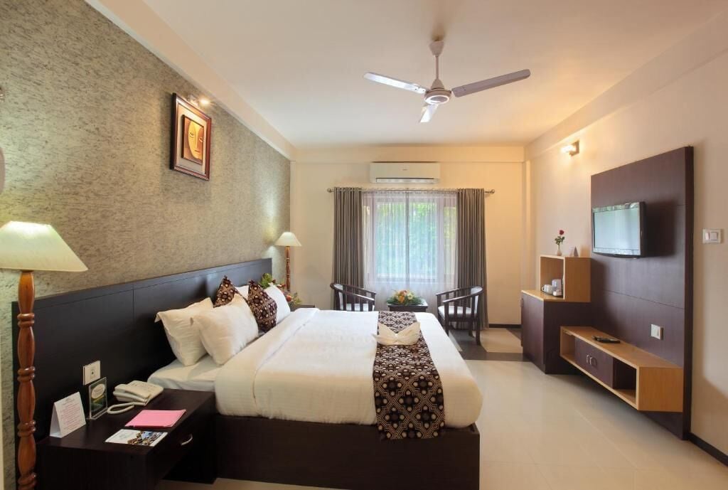 desk, soundproofing, rollaway beds, free wifi