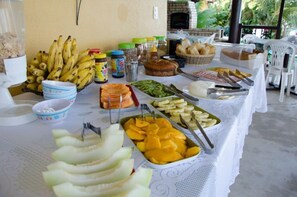 Free daily buffet breakfast - Pousada Recanto do Bem Te Vi (Angra dos Reis)