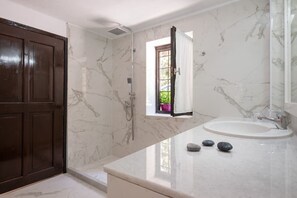 Villa, flere soverom | Vask på badet
