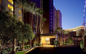 Exterior - The Convention Reprieve, steps from the Strip & 8 minutes to convention centers (Las Vegas)