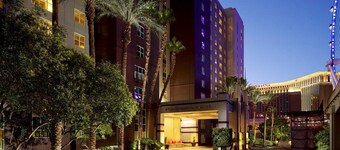 The Convention Reprieve, steps from the Strip & 8 minutes to convention centers