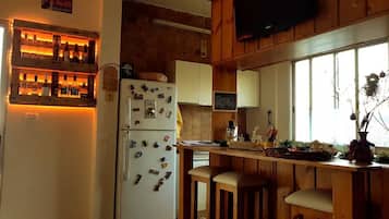 Réfrigérateur, four, batterie de cuisine, vaisselle et ustensiles