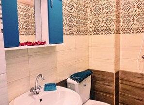 Rumah Keluarga, 4 kamar tidur | Kamar mandi | Shower, pancuran hujan, handuk, dan sampo