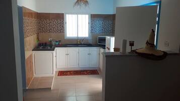Family House, 4 Bedrooms | Private kitchen | Full-sized fridge, microwave, oven, stovetop