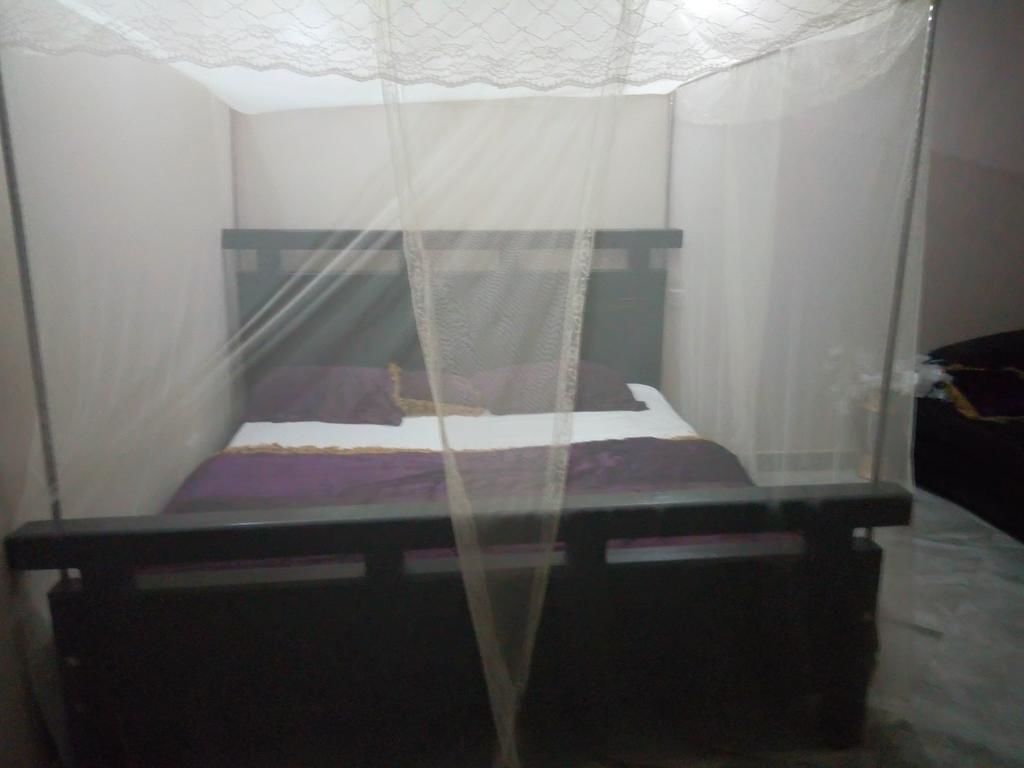 Laptop workspace, blackout drapes, iron/ironing board, free WiFi