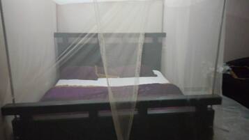 Laptop workspace, blackout drapes, iron/ironing board, free WiFi