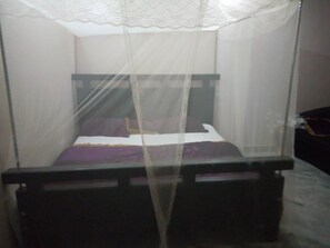 ノートパソコン用作業スペース、遮光カーテン、アイロン / アイロン台、WiFi (無料)