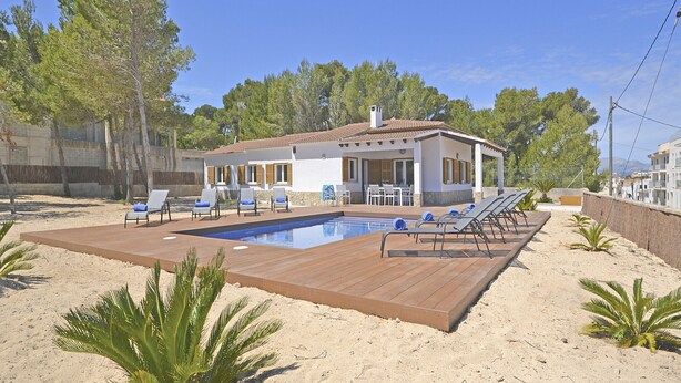 A house with a swimming pool, lounge chairs, and a deck. - Pinocha - House with private pool 300 meters from the beach in Mallorca (Can Picafort)