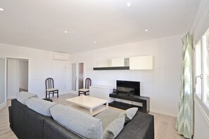 TV, fireplace