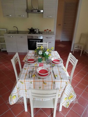 Refrigerador, horno, parrilla de estufa y utensilios de cocina 